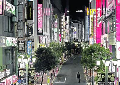 Imagen secundaria 1 - 1. El turista español Miguel Ángel Ramos, 'pillado' en Times Square. | 2. Soledad en una calle del popular barrio de Shinjuku, en Tokio. | 3. Mirando desde el puente de Brooklyn, en Nueva York. 