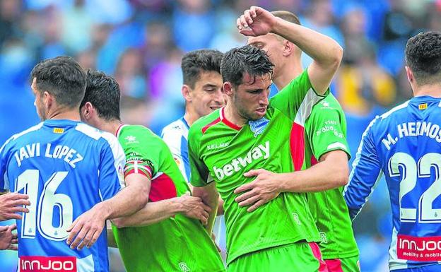 Jonathan Calleri, junto a Rodrigo Ely, Manu García y Víctor Laguardia en un saque de esquina ante el Espanyol.