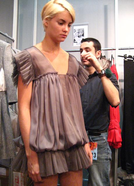 Imagen - Domingo Orive, con una modelo en la Pasarela Cibeles de 2007.