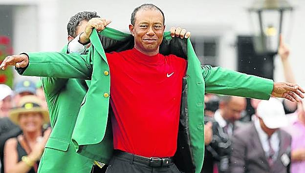 Tiger Woods recibió su quinta chaqueta verde 22 años después de ganar su primer Masters.