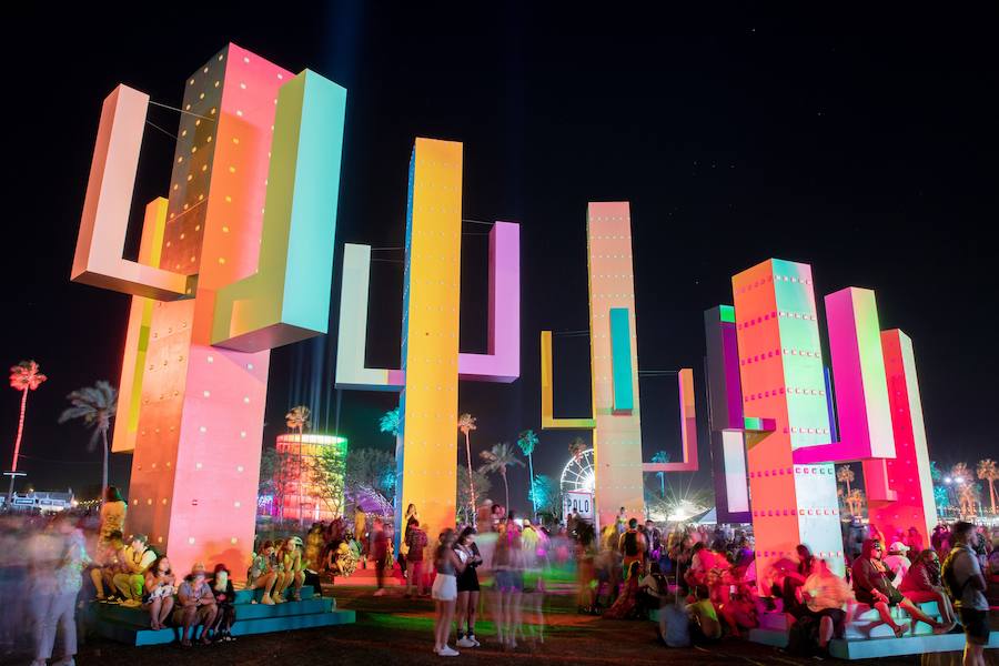 Miles de jóvenes disfrutan del ambiente nocturno durante su asistencia al festival.