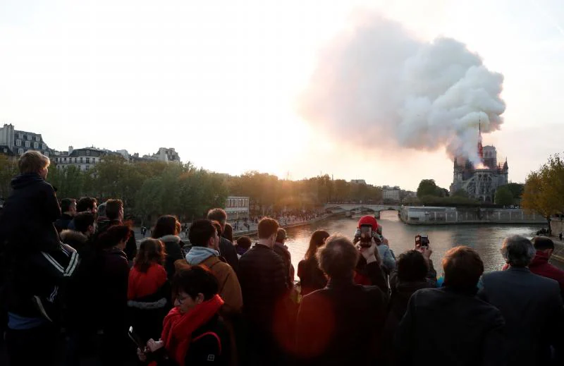 Fotos: Llamas, humo y lágrimas: Notre Dame se tambalea ante los ojos de la multitud