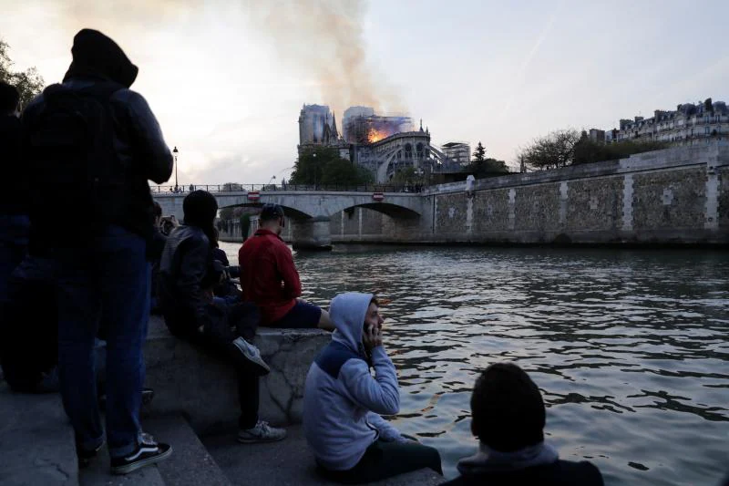 Fotos: Llamas, humo y lágrimas: Notre Dame se tambalea ante los ojos de la multitud