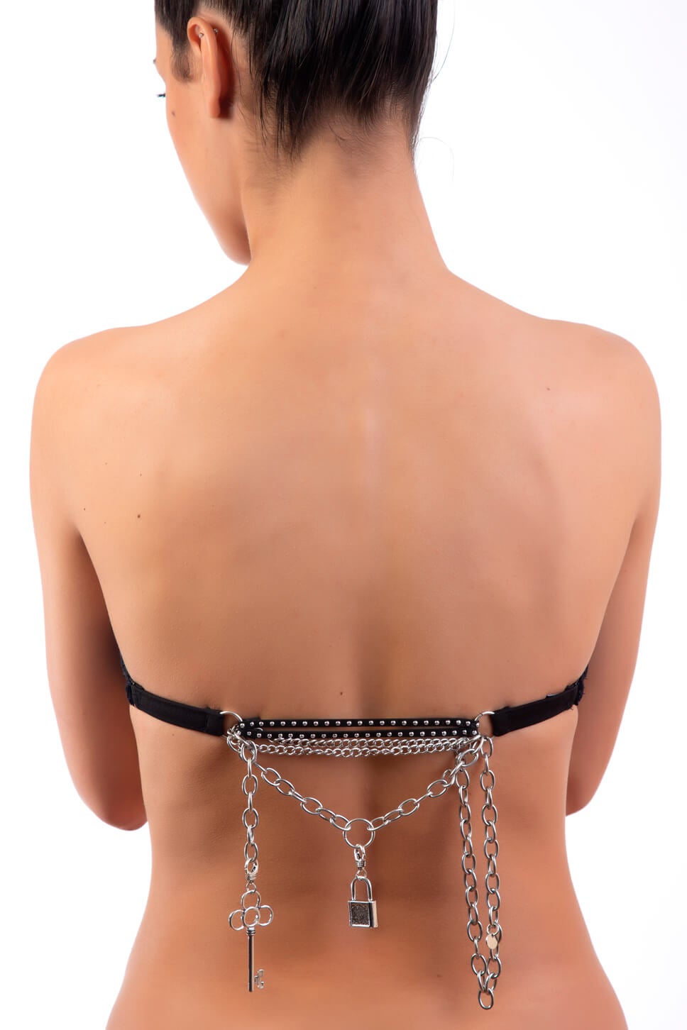 La prenda incorpora tirantes intercambiables que evitan los cierres tan poco estéticos que se veían ahora 