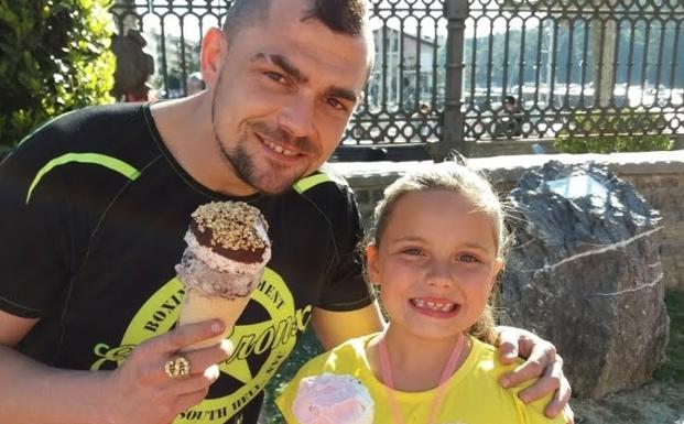 Andoni Gago, 'El Machito', con su tesoro, su hija Desiré. :