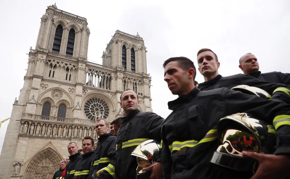 20 bomberos salvaron Notre Dame