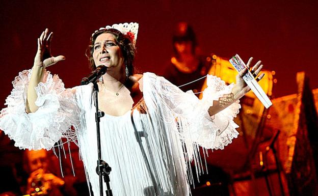 Pose con el segundo vestido, blanco y con flecos.