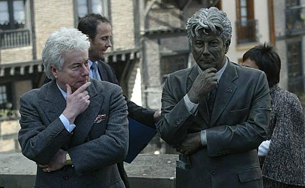 El escritor imita a su estatua.