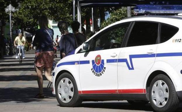 Tres años y medio de cárcel por arrancar un dedo de un mordisco a un hombre en Getxo