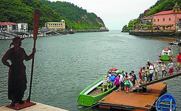 La efigie 'controla' el amarre del muelle que une las dos orillas.