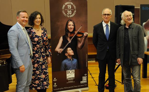 El director de la BOS, Erik Nielsen, la diputada de Cultura, Lorea Bilbao, el director general de la BOS, Ibon Aranbarri, y el cantautor Amancio Prada en la presentación. 