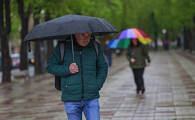 La tormenta de este lunes obligó a los vitorianos a arroparse y a sacar los paraguas. 