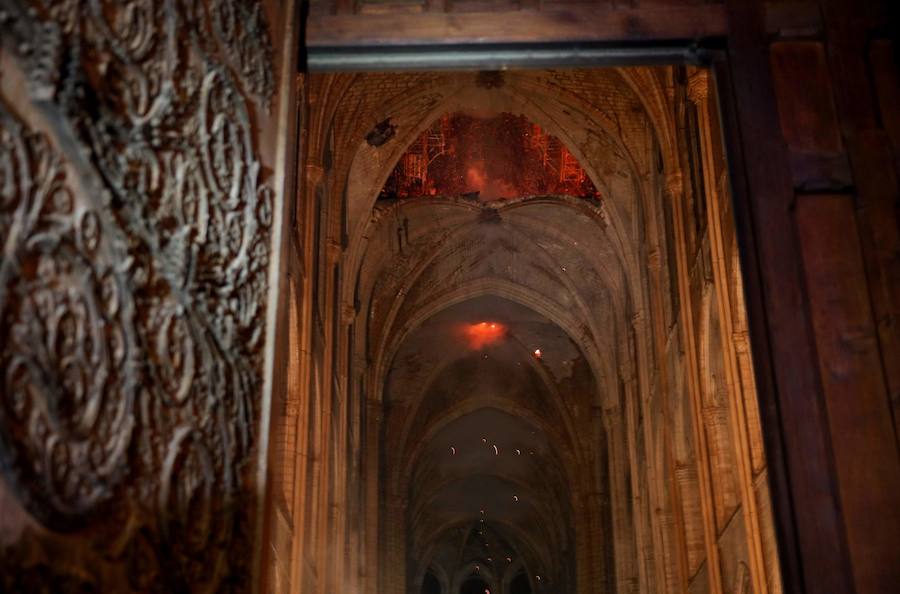 Las llamas hunden en menos de una hora la aguja del templo y parte del techo