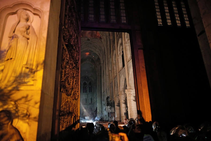 Las llamas hunden en menos de una hora la aguja del templo y parte del techo