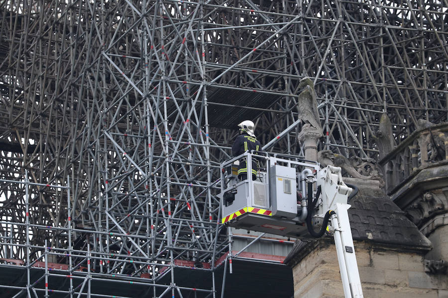 Las llamas hunden en menos de una hora la aguja del templo y parte del techo