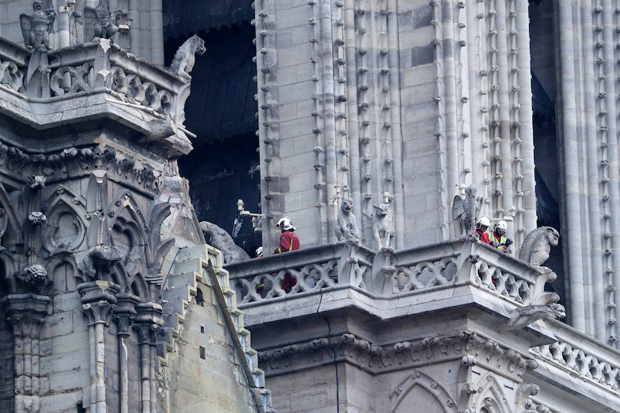 Las llamas hunden en menos de una hora la aguja del templo y parte del techo