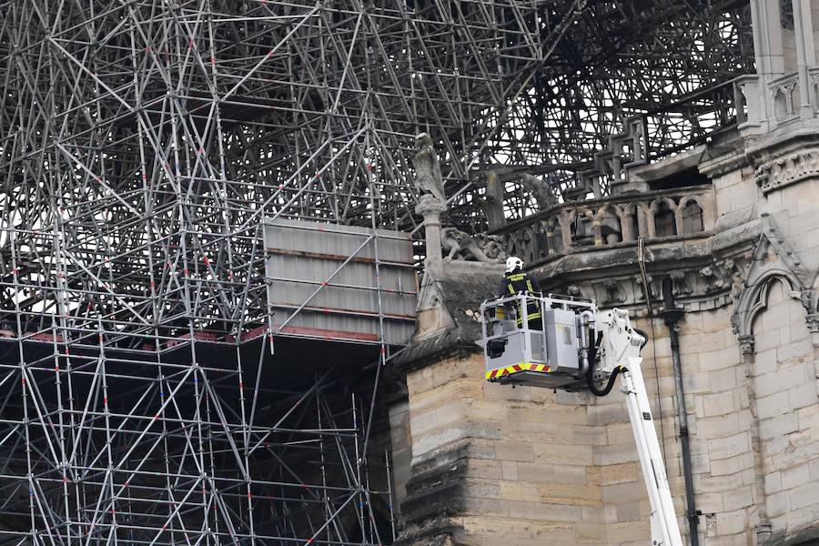 Las llamas hunden en menos de una hora la aguja del templo y parte del techo