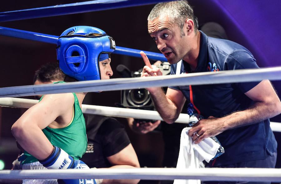 La joven ha pasado de entrenar de forma clandestina en su país a ser la primera iraní ganar un combate oficial en Francia