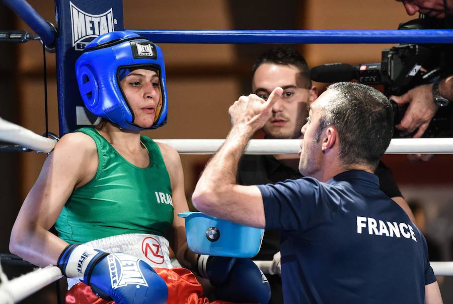 La joven ha pasado de entrenar de forma clandestina en su país a ser la primera iraní ganar un combate oficial en Francia