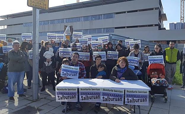 Las familias de Errekabarri han ofrecido una rueda de prensa en plena calle.