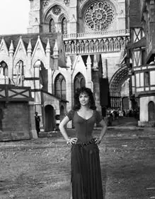 Imagen secundaria 2 - Fotograma de la película de Disney 'El Jorobado de Notre Dame' (arriba); Representación teatral de la obra (izq.) y Gina Lollobrigida interpretó a Esmeralda en la versión cinematográfica de 1956.