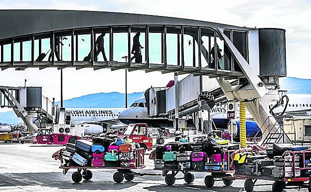 Las pasarelas dejarán de funcionar mañana y obligará a abordar los aviones en remoto.