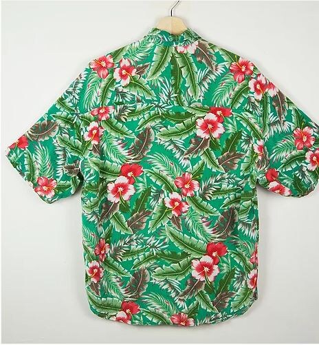 Esta camisa hawaiana verde es de Flamingos Vintage Kilo Bilbao y cuesta 17 euros.
