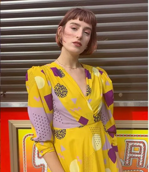 Este vestido largo en color amarillo y con motivos geométricos es de la firma vizcaína Dossis Designs y cuesta 135 euros. 