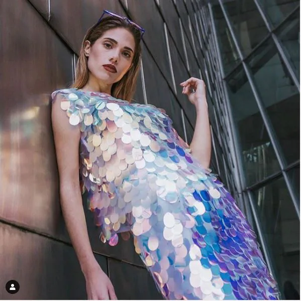 Este vestido con lentejuelas es de Dossis Designs y cuesta 280 euros. 