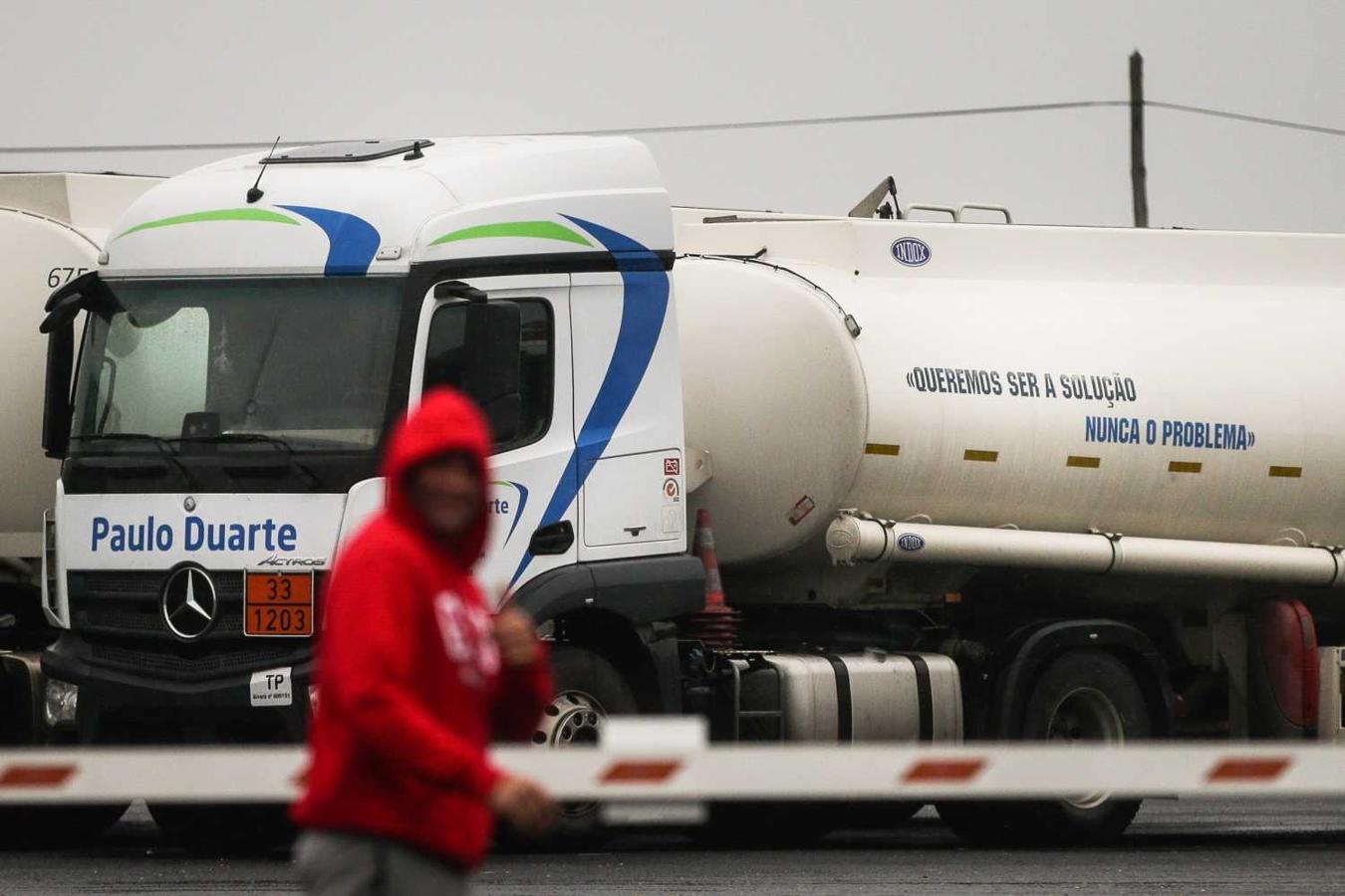 Un camión cisterna con el mensaje "Queremos ser una solución, nunca un problema" en su tanque durante la huelga de transportistas de combustible que afecta al país, en Matosinhos, Portugal. Más de 2.700 gasolineras en Portugal presentan hoy falta de gasóleo, gasolina o ambos a causa de la huelga, con la zona de Lisboa como la más afectada con alrededor de 800 gasolineras afectadas principalmente por falta de gasóleo, que ya no se encuentra en casi 1.500 estaciones de servicio de Portugal. 