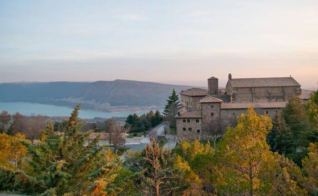 El embalse de Yesa cierra por el sur el paisaje boscoso que rodea al monasterio.