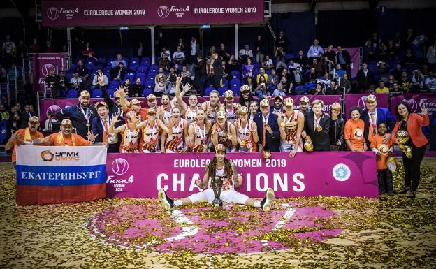 La plantilla del Ekaterimburgo celebrando el triunfo que le coronaba como mejor conjunto femenino europeo. 