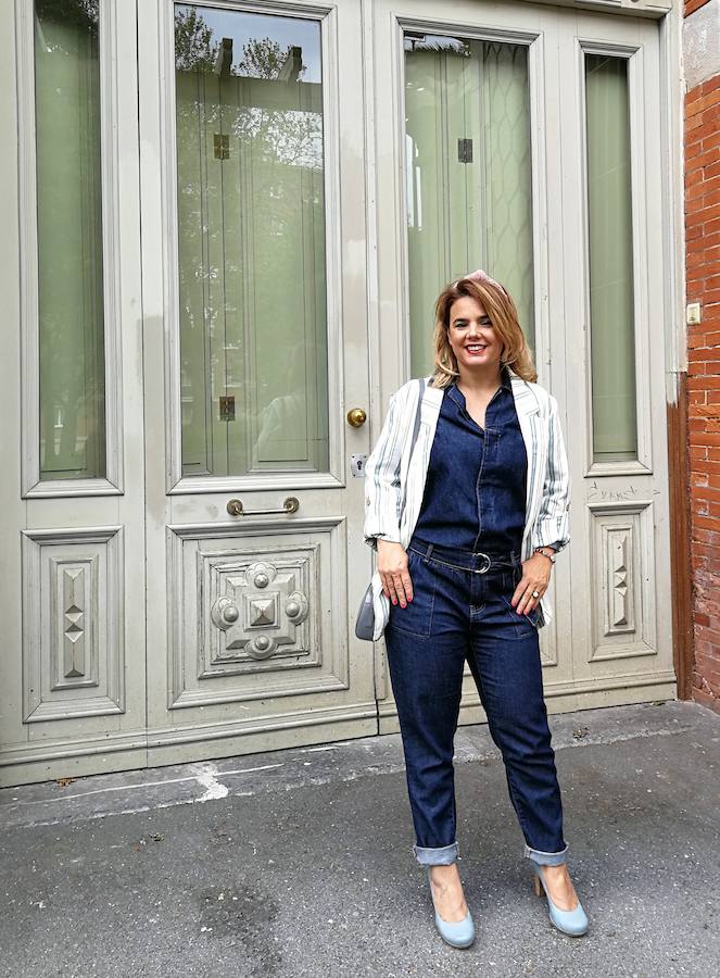 Con 'blazer' de rayas y tacones.