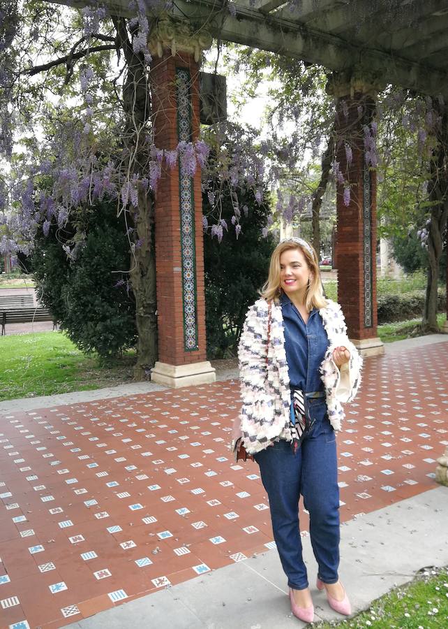 Con diadema joya y pañuelo a la cintura.