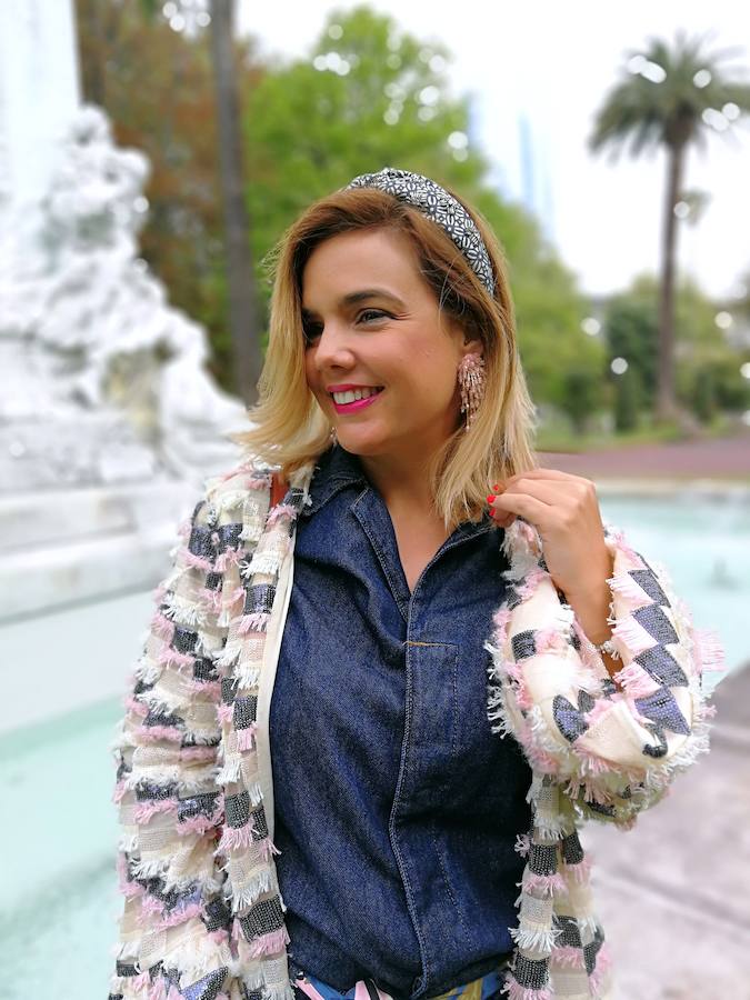 Con diadema joya y pañuelo a la cintura.