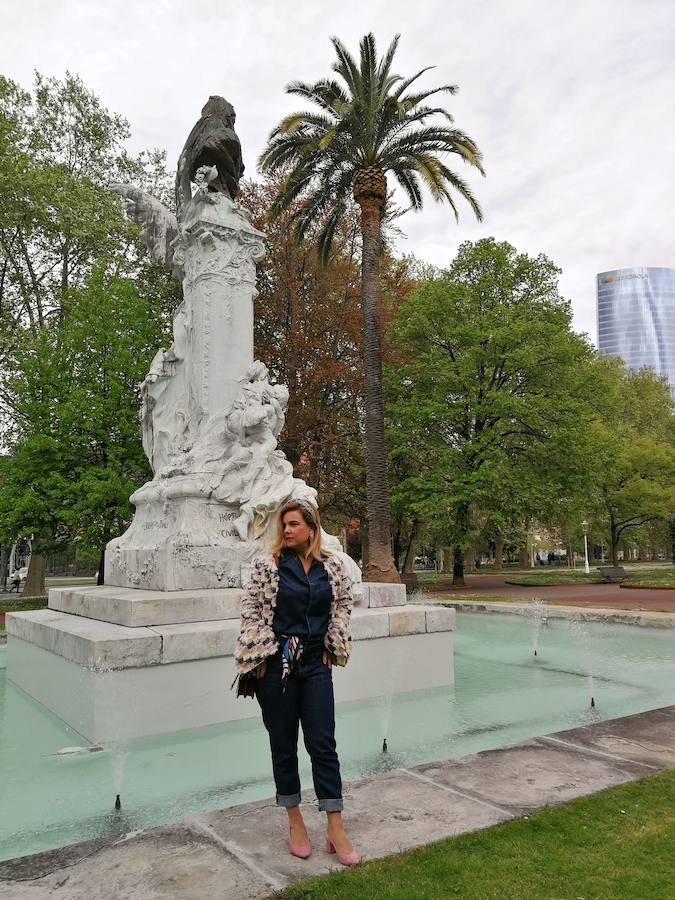 Con diadema joya y pañuelo a la cintura.