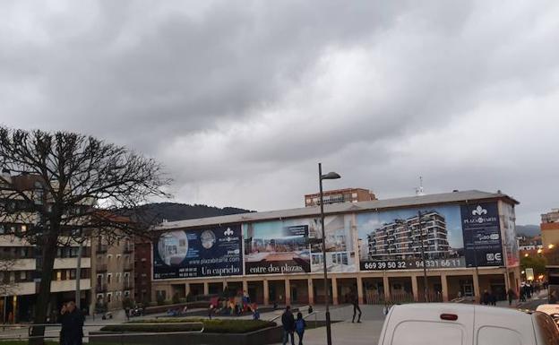 Una lona colocada sobre la Casa de los Maestros anuncia la promoción desde varias semanas. 