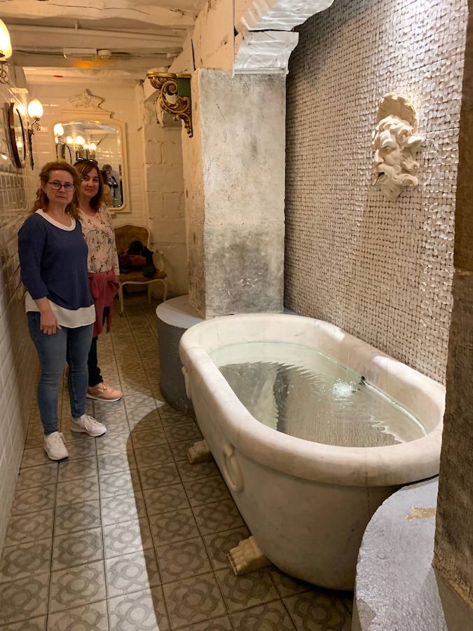 La visita al baño puede no ser un mero trámite. En Bilbao hay lugares donde la experiencia es muy especial
