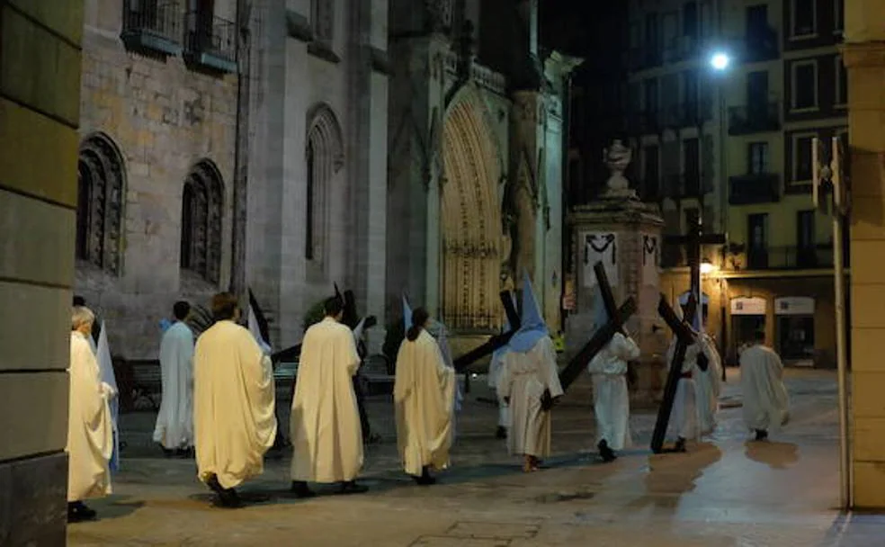 La procesión del Silencio a su llegada a la catedral, esta madrugada. 