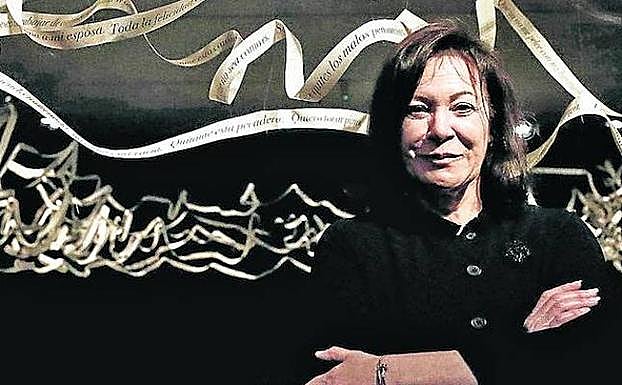 Cecilia Paredes, junto a una de las obras expuestas.