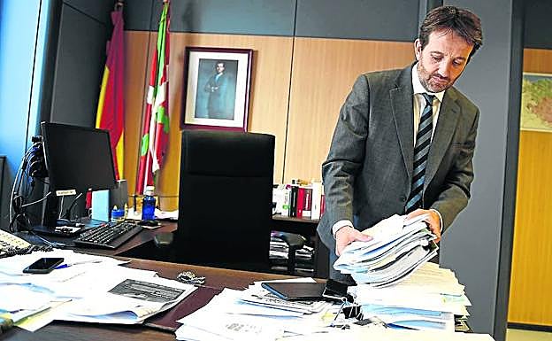 El juez decano de Bilbao, Aner Uriarte, advierte de que aún pueden llegar numerosas demandas a los juzgados.