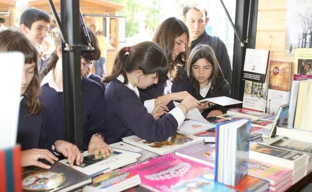 Varios escolares en un puesto de la Feria del Libro de Getxo de hace varios años. 