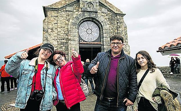 La familia de José Antonio Martín celebra la llegada a la ermita. 