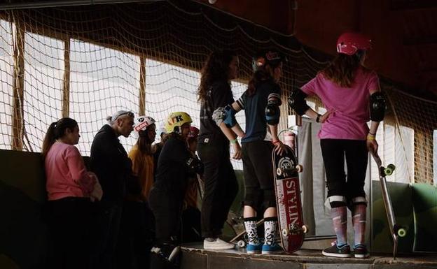 Varias chicas durante una sesión de 'skate'. 