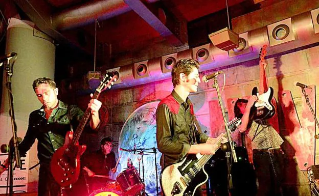 Carlo Landini (guitarra), Tommy González (batería), Hervé Peroncini (voz y guitarra) y Fabio Clemente (bajo).