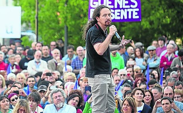 Pablo Iglesias visitó este sábado el barrio bilbaíno de Otxarkoaga, donde la abstención supera el 50%.