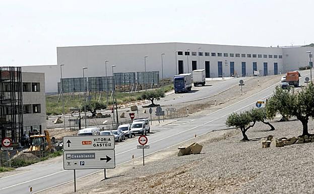 La carretera A-124 en el polígono de Casablanca, en Laguardia.