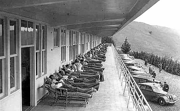 Los pacientes toman el sol en la galería del desaparecido pabellón Luis Briñas en 1943.