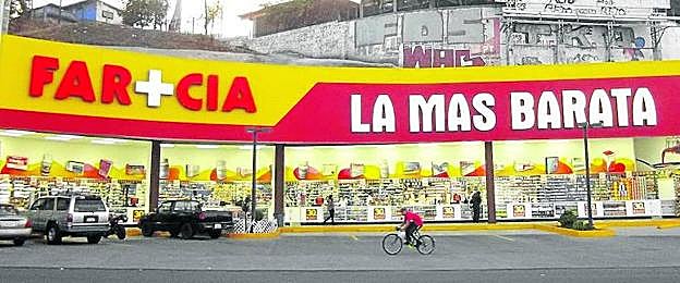 Una farmacia de Tijuana se publicita haciendo gala de sus bajos precios.