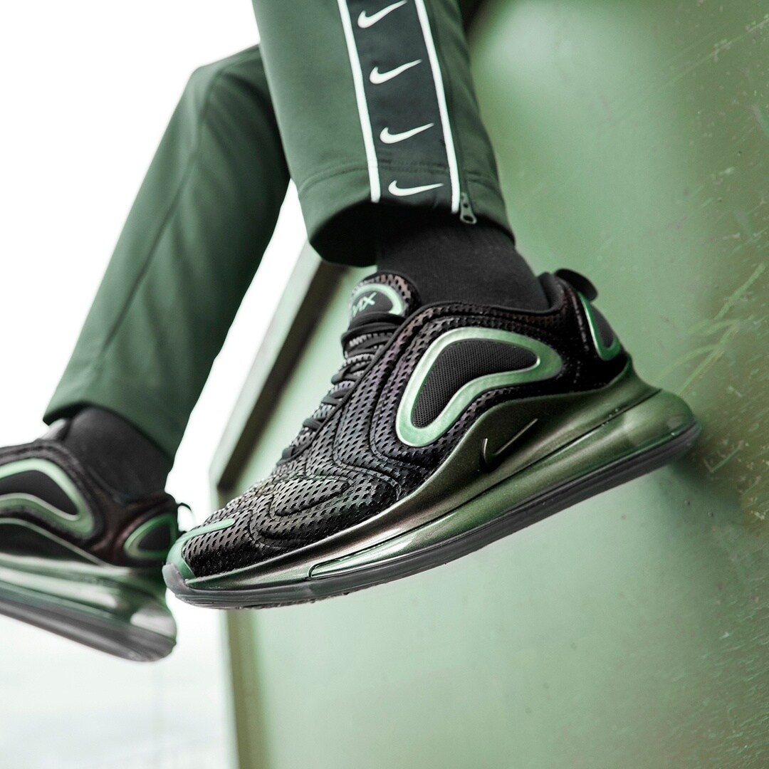 Las robustas o 'chunky sneakers' de lujo arrasan como icono de moda urbana, pese a sus desorbitados precios y estrafalarios diseños. Las hay accesibles, aunque igual de horrorosas
